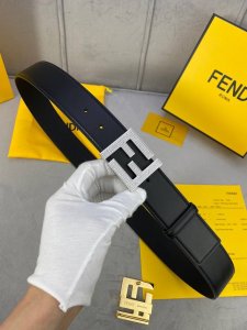 宽度4.0Cm Fendi 芬迪 此款平纹腰带搭配双f 镶钻钢扣相呼应 专柜新款不管是商务 休闲都能完美搭配 扣头金 白真空电镀。