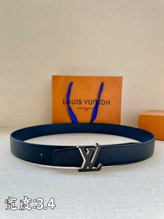 Lv Heritage 双面腰带3.4宽 选取粒面皮革和纳帕皮革 新款3层Lv 搭扣。微弧形边缘和摩登形状末端见证细致匠心，为考究人士带来赠礼佳选 - 点击图像关闭