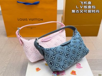 飞机盒 Lv 饭盒包 复古又可爱简直绝绝子 率性时尚的风格哇 让人一见倾心~ 更是随性时髦的标志 又是大火的节奏呀～ 尺寸18 11