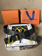 品名：Lv..路易..威登原单 材质：原单牛皮腰带 百分百头层牛皮腰带保证真皮，24K纯钢扣，专柜原单品质、做工精细，时尚大牌，送人自用首选 包装： 请认准如图