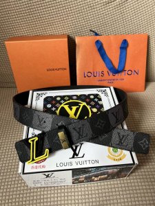 品名：Lv..路易..威登原单 材质：原单牛皮腰带 百分百头层牛皮腰带保证真皮，24K纯钢扣，专柜原单品质、做工精细，时尚大牌，送人自用首选 包装： 请认准如图
