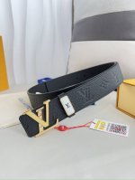 品名： Lv..路易..威登腰带皮带原单 型号：挂扣，经典纯钢材质镶钻字母挂扣，头层牛皮，图片实物拍摄 材料：头层牛皮，挂扣系列，纯钢材质扣头，钯镀电镀工艺永不