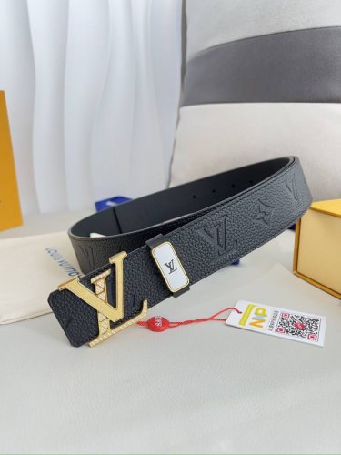 品名： Lv..路易..威登腰带皮带原单 型号：挂扣，经典纯钢材质镶钻字母挂扣，头层牛皮，图片实物拍摄 材料：头层牛皮，挂扣系列，纯钢材质扣头，钯镀电镀工艺永不