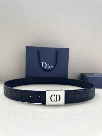 宽度3.5Cm 这款 Dior Charm 腰带扣是夏季男装系列新品，采用不锈钢真空电镀饰面黄铜精心设计，重新演绎经典的 Dior 标志。可与各式 35 毫米腰 - 点击图像关闭