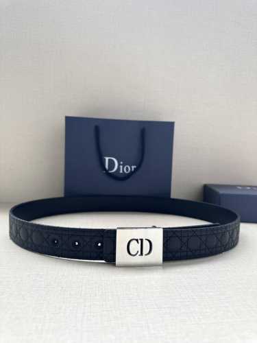 宽度3.5Cm 这款 Dior Charm 腰带扣是夏季男装系列新品，采用不锈钢真空电镀饰面黄铜精心设计，重新演绎经典的 Dior 标志。可与各式 35 毫米腰