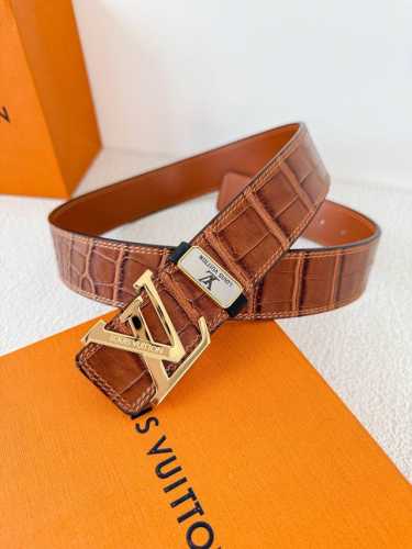 品名： Lv..路易..威登腰带皮带原单 型号：挂扣，经典纯钢材质挂扣，头层牛皮，图片实物拍摄 材料：头层牛皮，挂扣系列，纯钢材质扣头，钯镀电镀工艺永不掉色。原
