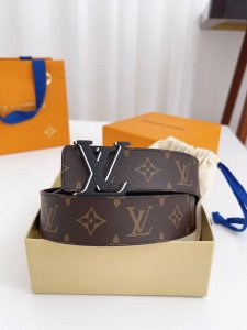 Lv 宽度4.0Cm 原厂防水面料搭配头层小牛皮，双面可用，最新设计。 扣头多款可搭配， A类精抛扣头。烤漆扣避免磕碰 码数；100-125Cm 包装：全套包装
