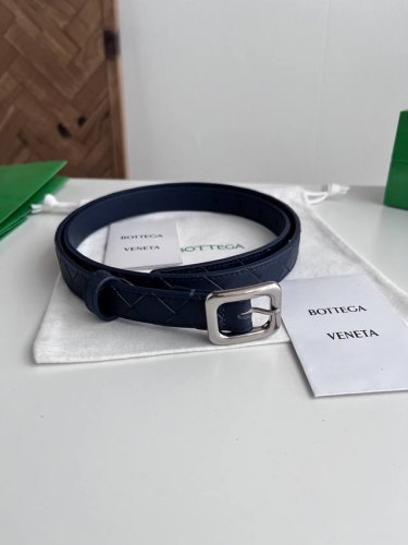 Bv 2025最新款女士编织腰带 纯手工Intreccio大格子编织 双面意大利小牛皮搭配日字型微复古银色针扣 可活动皮环 皮带宽度2Cm 颜色: 太空蓝