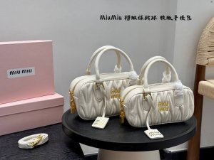 礼盒包装 尺寸27*13 大号 23*12 小号 缪缪Miumiu 绗缝褶皱保龄球手提包横版 甜度刚刚好 很难不爱的 散发着复古的气息 背上它不仅是公主也是女王