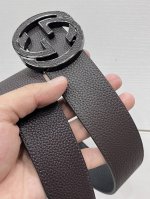 互扣式G搭扣双面腰带 2025早春系列透过现代视角焕新诠释品牌经典元素。这款腰带以牛皮革匠心打造，巧妙缀饰互扣式 双G搭扣，搭配嵌花牛皮革。这款腰带正面以咖啡色