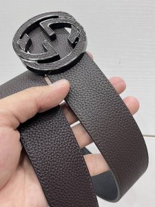 互扣式G搭扣双面腰带 2025早春系列透过现代视角焕新诠释品牌经典元素。这款腰带以牛皮革匠心打造，巧妙缀饰互扣式 双G搭扣，搭配嵌花牛皮革。这款腰带正面以咖啡色