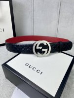 p210带宽4.0Cm Gucci 互扣式双G腰带，采用热压印技术的Gucci Signature皮革精制而成，巧妙搭配枣红色头层牛皮 触感厚实，印花图案清晰分