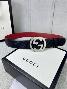 p210带宽4.0Cm Gucci 互扣式双G腰带，采用热压印技术的Gucci Signature皮革精制而成，巧妙搭配枣红色头层牛皮 触感厚实，印花图案清晰分