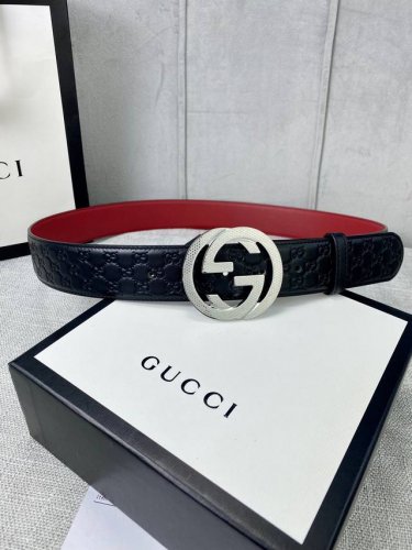 p210带宽4.0Cm Gucci 互扣式双G腰带，采用热压印技术的Gucci Signature皮革精制而成，巧妙搭配枣红色头层牛皮 触感厚实，印花图案清晰分