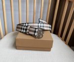 特 P200 Burberry 巴宝莉 意大利制腰带 选用Vintage复古格纹环保帆布制作 饰牌搭扣点缀品牌专属标识图案 宽:3.5Cm 引领时尚的顶端 流行