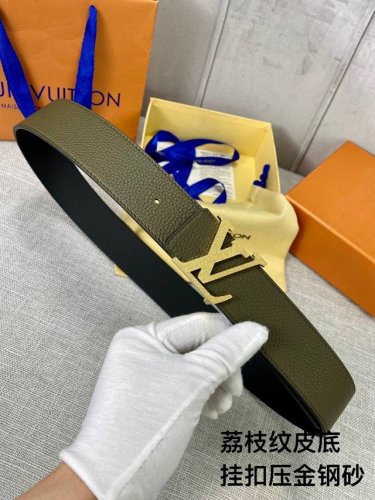 特 本款 Damier4.0宽双面腰带乃魅力天成的典范。由小牛皮制成，以点缀 搭扣的精心镂刻的 Damier 图案彰显品牌精湛工艺，风格时尚。双面皮带增添功能，