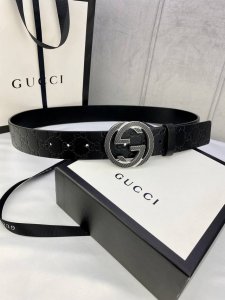 gucci互扣式双G带、五金厚度6.0Cm扣腰带，采用热压印技术的Gucci Signature皮革精制而成，触感厚实，印花图案清晰分明。