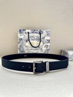 宽度3.5Cm Dior 这款腰带采用黑色超迷你 Oblique 印花面料精心制作，搭配金属覆层黄铜腰带扣，彰显优雅时尚的风范。腰带长度可调节，可与各式 35