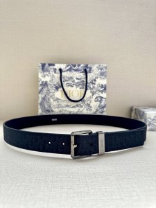 宽度3.5Cm Dior 这款腰带采用黑色超迷你 Oblique 印花面料精心制作，搭配金属覆层黄铜腰带扣，彰显优雅时尚的风范。腰带长度可调节，可与各式 35
