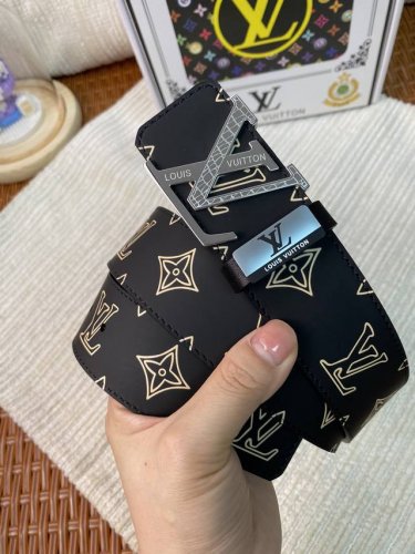 品名：Lv..路易..威登原单 材质：原单牛皮腰带 百分百头层牛皮腰带保证真皮，24K纯钢扣，专柜原单品质、做工精细，时尚大牌，送人自用首选 包装： 请认准如图