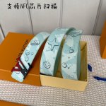 寬度：40Mm Lv Pyrmide Truck L Oeii雙面腰帶 進口面料飾有藍色標誌性圖案 襯托進口柔軟小牛皮底 全新升級搭扣 締造獨特造型 雙面用
