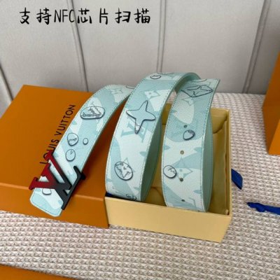寬度：40Mm Lv Pyrmide Truck L Oeii雙面腰帶 進口面料飾有藍色標誌性圖案 襯托進口柔軟小牛皮底 全新升級搭扣 締造獨特造型 雙面用