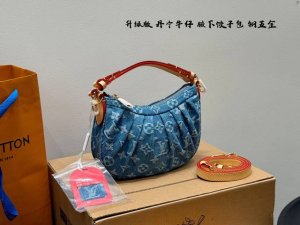 全套礼盒包装 升级版 钢五金 动态芯片！ Lv 丹宁牛仔配变色皮腋下包 饺子包 可单肩可斜挎的小元宝 真的好随性，布料柔软随意，更好搭。 颜色也没有那么刻意，非