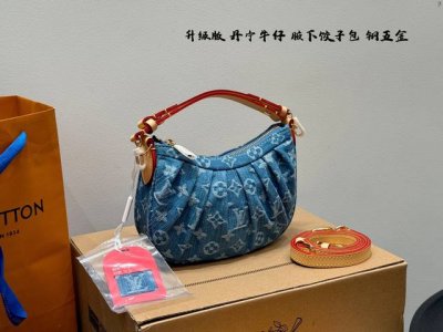 全套礼盒包装 升级版 钢五金 动态芯片！ Lv 丹宁牛仔配变色皮腋下包 饺子包 可单肩可斜挎的小元宝 真的好随性，布料柔软随意，更好搭。 颜色也没有那么刻意，非