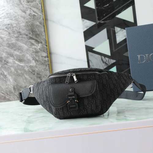 正品开发 顶级原单 这款 Dior 8 腰包是迪奥二零二五春季新品，时尚实用。采用黑色 Oblique 印花面料精心制作，正面搭配翻盖口袋，饰以 Dior 8