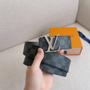 特 配全套包装礼盒 Lv 这款经典而又魅力恒久的腰带外型宽大，带扣和牛仔装相得益彰，彰显一派休闲气息。易搭配各类服饰；经典不过时。宽度：40Mm