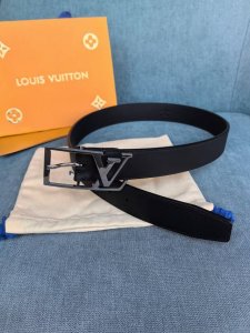 驴牌～这款经典而又魅力恒久的腰带外型宽大，精品五金扣通过精工Cnc工艺更加精致完美；新款带扣和牛仔装相得益彰，彰显一派休闲气息。易搭配各类服饰；经典不过时。宽度