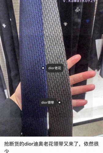 Dior家款新领带 Dior男士Cd提领花带 稀有展现精湛工手与时尚优雅理的想选择，这采款用Do家最经极典具标志性Logo提制花成的领带，以同色调法手演绎的更显