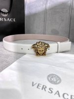 宽度4.0Cm Versace 范思哲此款柔软的皮带饰3D美杜莎腰带扣，可搭配正装或休闲牛仔装。