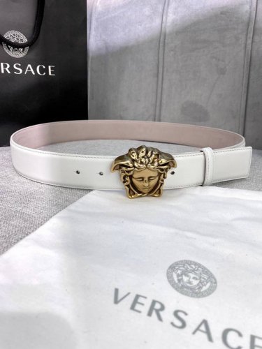 宽度4.0Cm Versace 范思哲此款柔软的皮带饰3D美杜莎腰带扣，可搭配正装或休闲牛仔装。