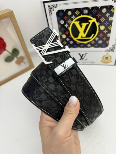 品名：Lv..路易..威登原单 材质：原单牛皮腰带 百分百头层牛皮腰带保证真皮，24K纯钢扣，专柜原单品质、做工精细，时尚大牌，送人自用首选包装： 请认准如图专