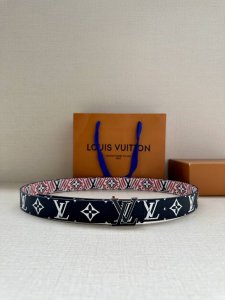 特 本款3.0宽 Lv Iconic 双面腰带将两式经典融于一处。Monogram 印花瞩目放大，与焕新 Monogram Giant 系列相得益彰；Monog