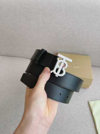 特 Burberry巴宝莉 全套包装；皮带真皮搭配精品五金扣宽度35Mm，款式休闲易搭配服饰；该品牌是极具英国经典风格的奢侈品牌，其多层次的产品系列满足了多样化 - 点击图像关闭