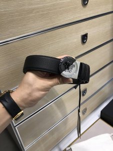 特 配送专柜包装 打孔针 专柜同款、实拍专柜官网，尺寸:宽35Mm，原版间色美人头扣 ，极富设计美感 ，双面采用进口原版小牛皮压花，彰显个性，清晰美观，皮质软，