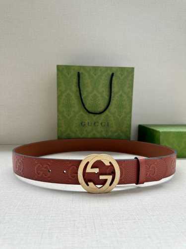 宽度4.0Cm Gucci 这款单品将品牌的过去与未来贯通在一起，以现代风格的全新设计诠释了经典设计元素。Guccio Gucci字母交织图案巧妙融入纹理和材质