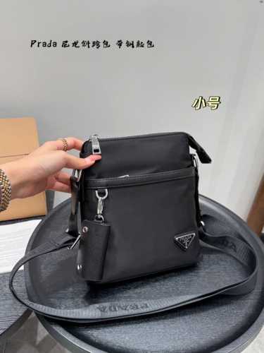 小号 Size:19Cm Prada 普拉达单肩包斜挎包搭配钥匙包挂件 尼龙材质，轻便防水！ 黑银配色，高级感十足！ 内里容量大，时尚不失轻便～ 男女通用，自带