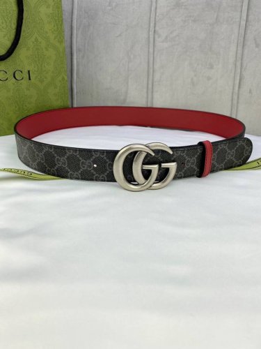 宽度4.0Cm Gucci 双面腰带，一侧为gg Supreme帆布，反面一侧为枣红色头层小牛皮。配以互扣式双g带扣。
