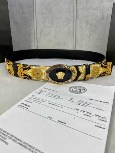特 宽度4.0Cm Versace 范思哲 此款palazzo腰带采用牛皮革面料制作，并饰有le Pop Classique图案印花和标志性的椭圆美杜莎五金配件