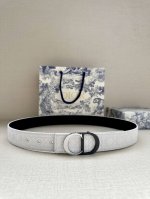 宽度3.5Cm Dior 这款腰带巧妙融合优雅与时尚，彰显 Dior 的精湛工艺。采用头层牛皮精心制作，饰以 Kumo 藤格纹，以全新方式呈现经典图案。腰带长度