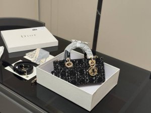 配盒 迪奥Lady 横版戴妃包 2025Dior款新包型 两根包带 我喜欢短的那根～ 一只很“我”的包爱了 尺寸:22Cm