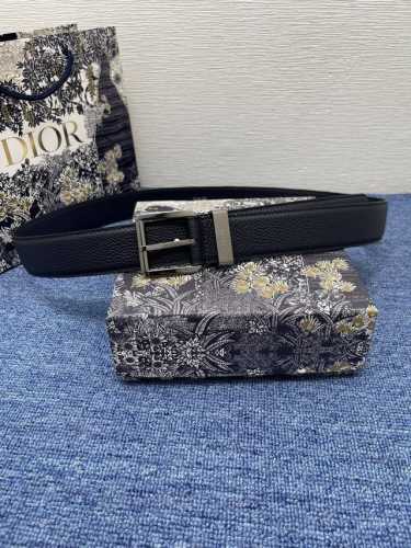 腰带P 35 毫米海军蓝色粒面牛皮革 编号: 4333Rutam_H56E。 这款腰带采用海军蓝色粒面牛皮革精心制作，饰以复古银色饰面黄铜针扣，彰显优雅时尚风范