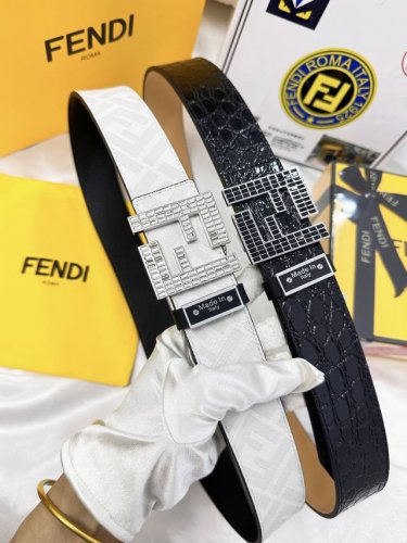 皮带：Fendi.芬迪..顶级原单复刻. 腰带：百分百头层牛皮，鳄鱼纹路，均匀细腻保证真皮。双层ff水晶镶嵌黑白钻石24K纯钢扣材质，永不掉色进口小牛皮正反双面