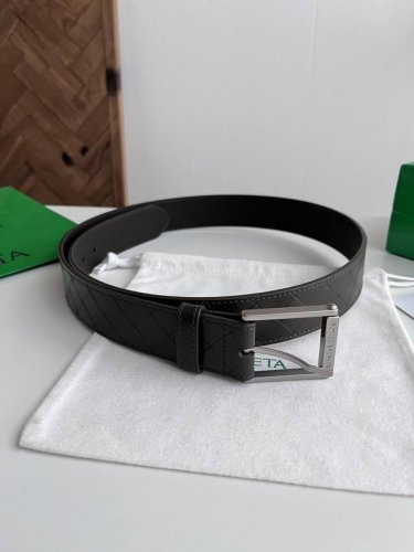 Bv 2026新款Intrecciato Stamp编织压纹腰带 原厂牛皮压印Intrecciato编织图案 搭配微复古银色针扣 针扣前端带可转动方形筒 筒带标