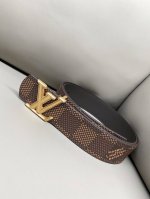 特 Lv Dimension 4.0宽度 头尾圆尾 双面腰带将创意传承与华美街头风范共冶一炉，彰显创意总监 Pharrell Williams 的时尚远见。Mo
