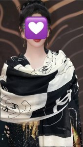 重磅推荐 小香2025 最新款 香奶奶 双C标志 必备款 顶级设计太美了，真心赞实物真心美 披肩配以印花无论设计喷绘都是非常到位细节都可见整个围巾给人气场的同时