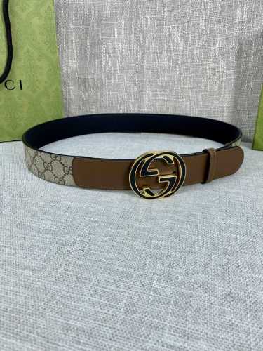 宽度4.0Cm Gucci 这款腰带在春夏系列中惊艳亮相，采用以标志性米色 乌木色组合呈现的品牌双G精品钢扣字母交织图案，与黑色皮革材质相得益彰。双G搭扣采用做